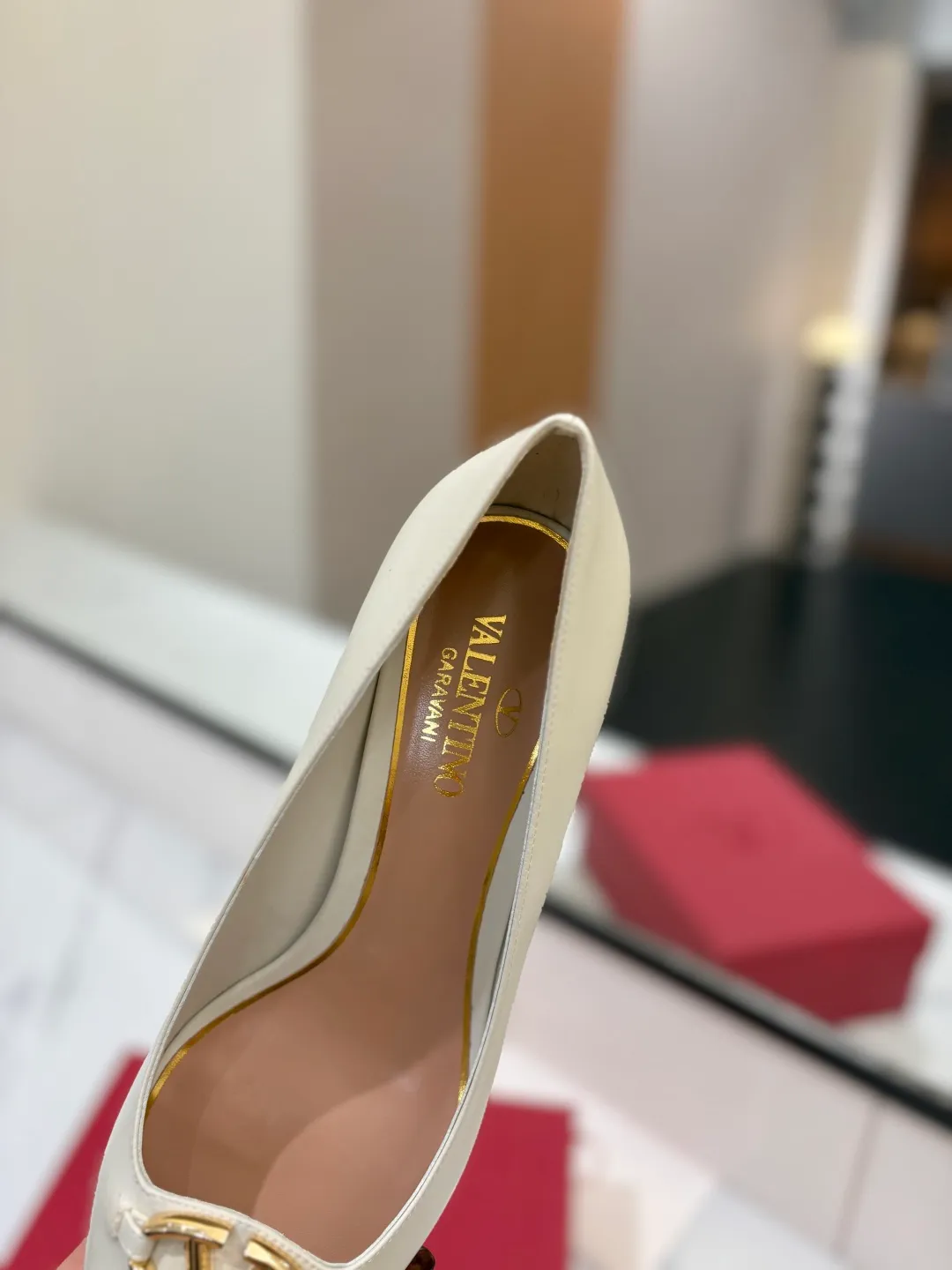 💕💕Factory direct selling price p520💕💕 VALENTINO’s hottest new high-heeled shoes, latest logo buckle, perfect combination with sexy pointed toe❤️‍🔥❤️‍🔥❤️‍🔥❤️‍🔥It is simply the pinnacle of summer fashion💖💖💖💖original replica Upper: patent leather, subleather Outsole: Italian leather outsole Heel height: 6.5cm Size: 35-39 (40 41 42 customized, non-refundable and non-exchangeable)